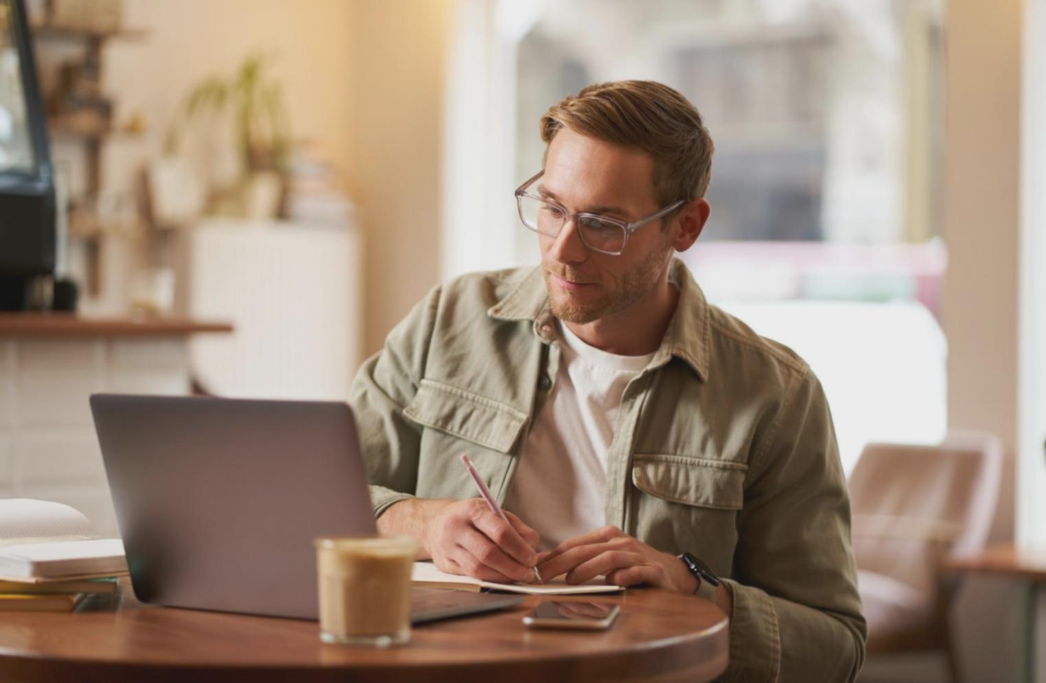 Profesionales analizando datos financieros en sesión de formación