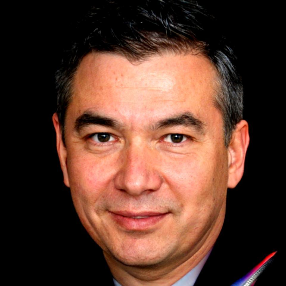 Retrato profesional de Aurelio Mendoza
